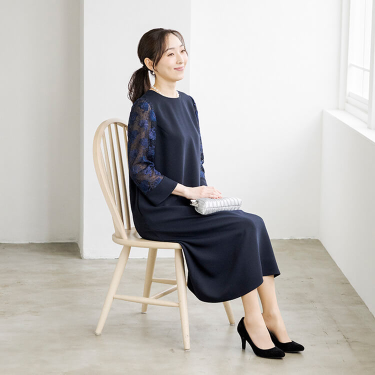 WEB限定|上品なフラワー刺繍のネイビードレス