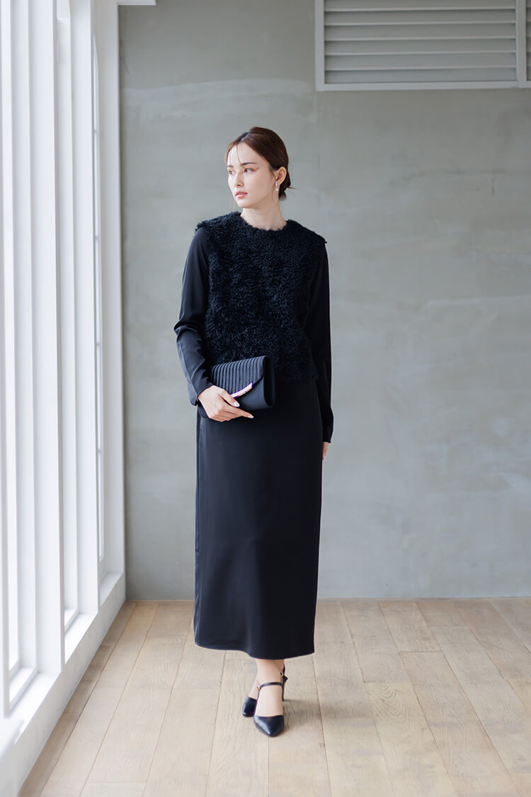 チュール刺繍ベストとサテンドレスのセットアップ