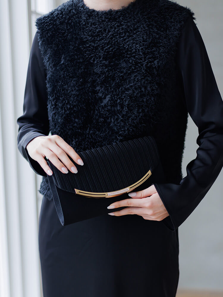 チュール刺繍ベストとサテンドレスのセットアップ